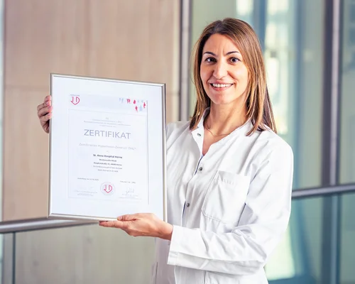 Dr. Panagiota Zgoura, Chefärztin der Klinik für Innere Medizin des St. Anna Hospital Herne, mit dem Zertifikat der Deutschen Hochdruckliga e. V. DHL – Deutsche Gesellschaft für Hypertonie und Prävention.