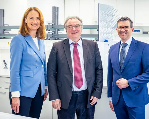 Simone Lauer (l.), Geschäftsführerin der St. Elisabeth Gruppe und Prof. Dr. Ulrich Frey (r.), Direktor der Klinik für Anästhesiologie, operative Intensivmedizin, Schmerz- und Palliativmedizin des Marien Hospital Herne, weihten gemeinsam mit Prof. Dr. Ralf Erdmann (m.), Forschungsdekan der Ruhr-Universität Bochum, das modernisierte Forschungslabor ein.