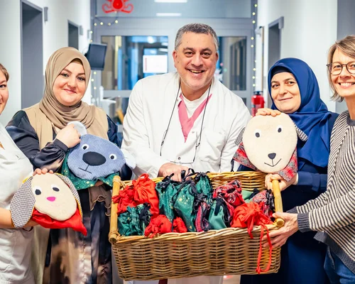 Dr. Bahman Gharavi (Mitte) und Nellja Gross (links)