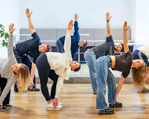 Auszubildende der Akademie der Physiotherapie zeigen Mobilisations- und Dehnübungen für eine aktive Pause.