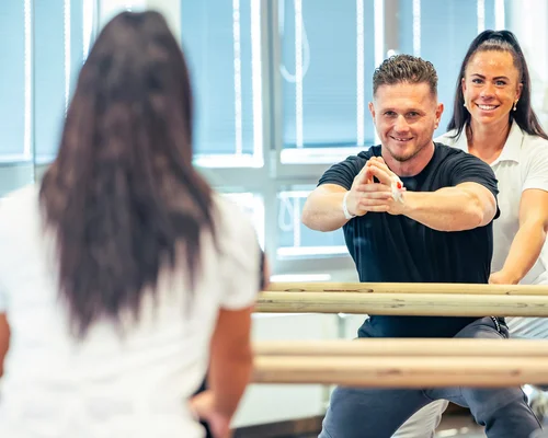 Chiara Kuehn, Physiotherapeutin, unterstützt einen Patienten