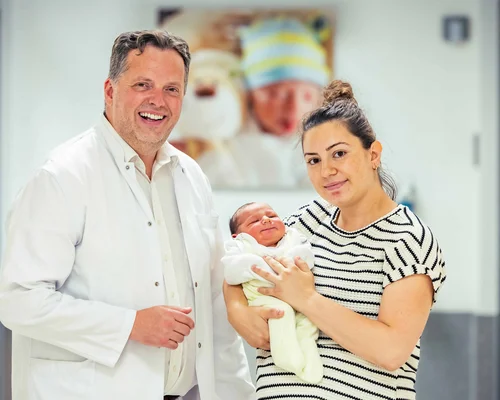 Prof. Dr. Sven Schiermeier, Chefarzt der Frauenklinik und Geburtshilfe des Marien Hospital Witten, freut sich über die Geburt von Emir, einem von 14 Babys, die am 25.06.2025 im Marien Hospital Witten zur Welt gekommen sind.