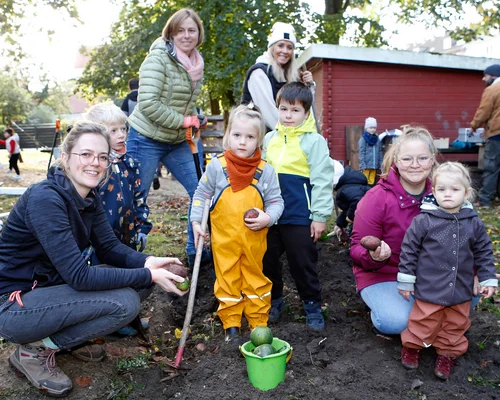 Die Kita-Kinder, ihre Eltern und ihre Großeltern