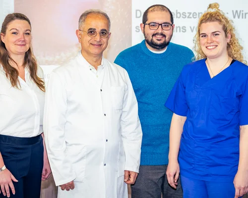 Prof. Dr. Metin Senkal (2. v. l.), Chefarzt der Klinik für Allgemein- und Viszeralchirurgie des Marien Hospital Witten, und das Team des Darmkrebszentrum.