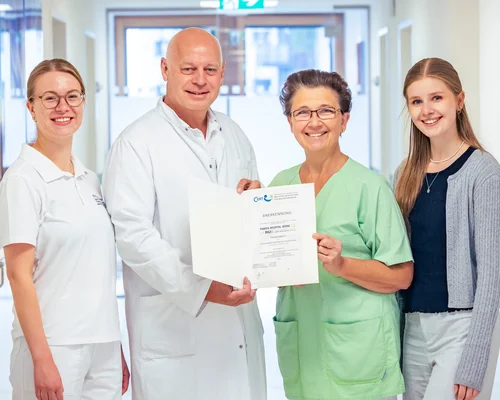 Dr. Axel Münker (2. v. l.), Leitender Arzt der Abteilung für Schmerz- und Palliativmedizin des Marien Hospital Herne, und sein Team freuen sich über die erneute Zertifizierung der Palliativstation des Marien Hospital Herne.
