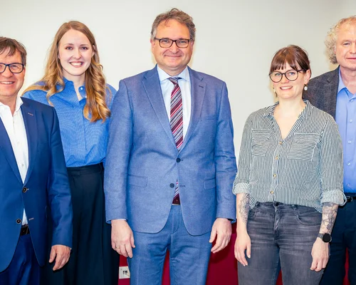Dr. Peter W. Nyhuis (Mitte), Chefarzt und Ärztlicher Direktor des St. Marien Hospital Eickel, diskutierte mit weiteren Fachexperten über therapeutische Herausforderungen.