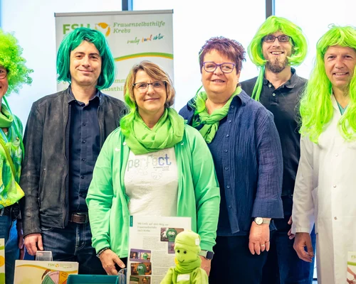 Stephan Fanselow (2. v. l.), Mitglied der Geschäftsleitung der St. Elisabeth Gruppe, Prof. Dr. Clemens Tempfer (r.), Chefarzt der Klinik für Frauenheilkunde und Geburtshilfe des Marien Hospital Herne, Karsten Jung (2. v. r.), Seelsorger der St. Elisabeth Gruppe, sowie Mitglieder der Frauenselbsthilfe Krebs – Gruppe Herne setzten ein grünes Zeichen der Hoffnung