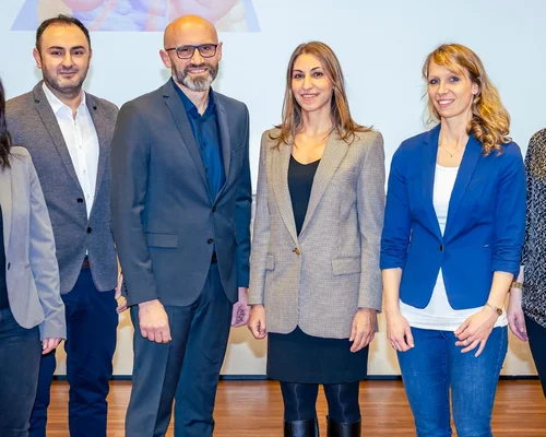 Dr. Panagiota Zgoura (3. v. r.) und Dr. Viktor Rempel (3. v. l.) sowie weitere Experten