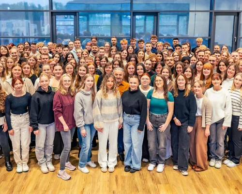 144 Auszubildende