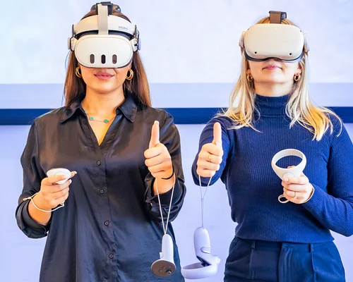 Zwei Auszubildende im Virtual-Reality-Unterricht