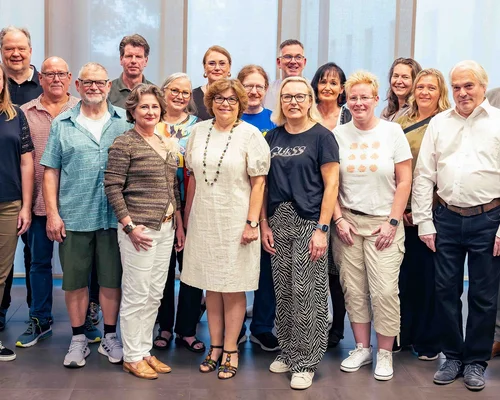 Dr. Peter W. Nyhuis (r.), Chefarzt und Ärztlicher Direktor, Dr. Beate Brieseck (hinten Mitte) und weitere Mitarbeitende des St. Marien Hospital Eickel verabschieden die Pilger der Jakobusreise.